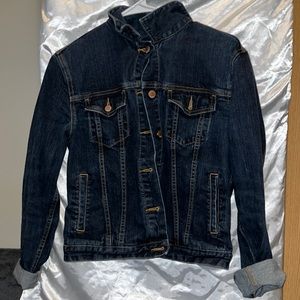 I’m sell’s a Gab 1969 size Medium. The color is a dark blue.